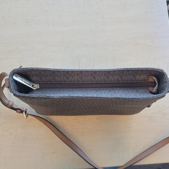 Michael Kors Jet Set Travel Large Logo Messenger Bag - Picture 4 of 12